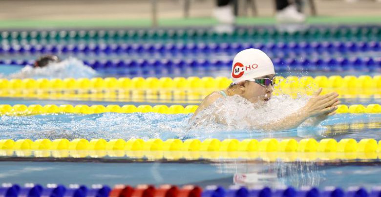 황신 양(16세)이 수영장에서 접영을 하고 있는 모습 /사진=파이낸셜뉴스 사진DB