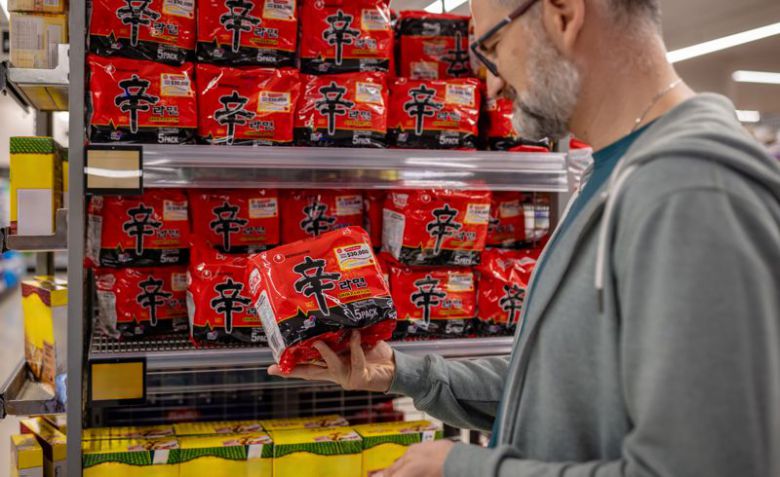 외국인 고객이 신라면 제품을 살펴보고 있다. 농심 제공