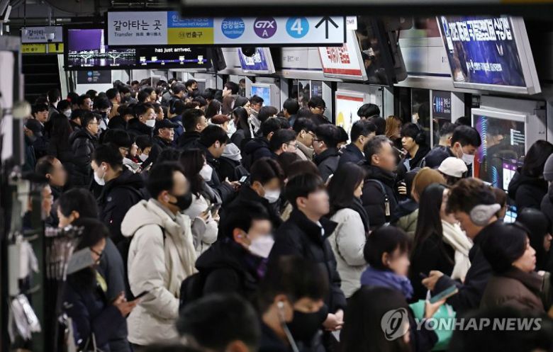 출근 시간대 지하철 스크린도어 앞에서 시민들이 열차를 기다리고 있다. 연합뉴스