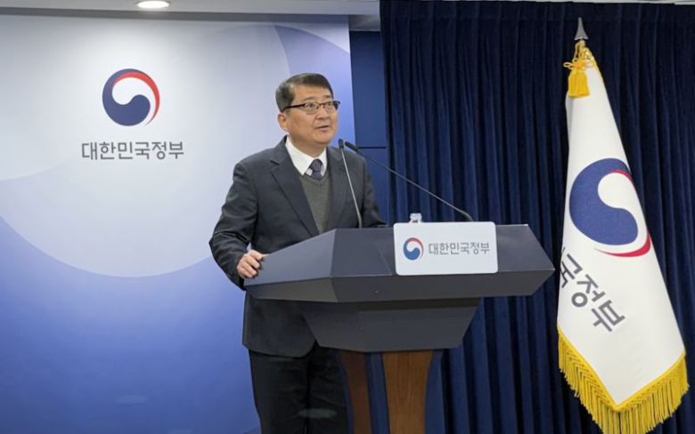 김경우 과학기술정보통신부 전파정책기획과장이 10일 서울 종로구에 위치한 정부청사에서 '이동통신 주파수 재할당 세부 정책방안'을 발표하고 있다. 사진=최혜림 기자