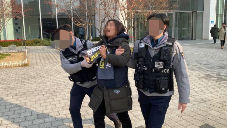 10일 경찰이 서울 송파구 쿠팡 본사에서 김범석 쿠팡 Inc. 의장과의 면담을 요구하며 진입을 시도한 활동가 등 4명을 체포했다. (전국민주노동조합총연맹 공공운수노조 제공) 뉴스1