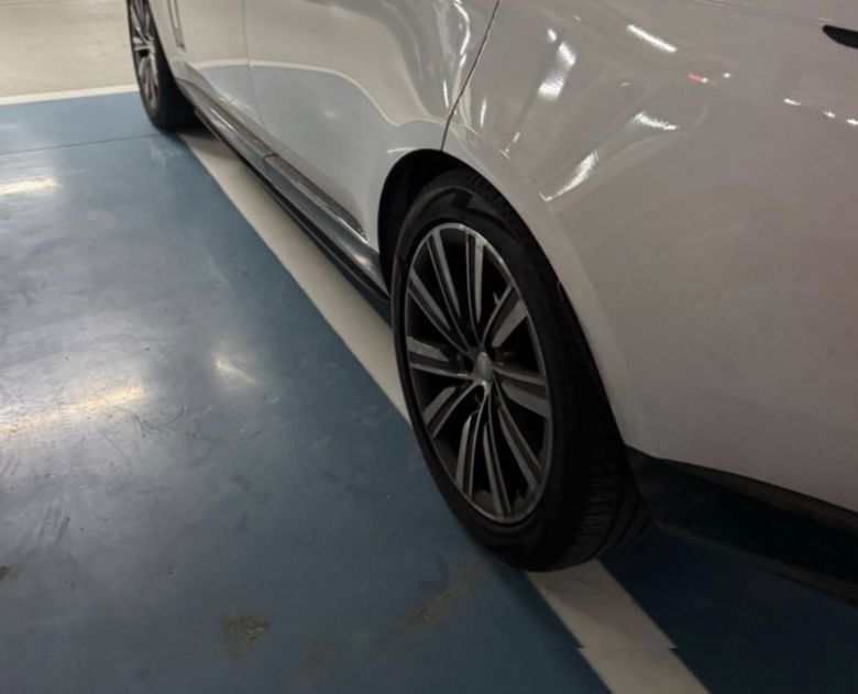 한 아파트 주민이 주차장에 상습적으로 주차선을 밟은 채 주차하는 차주의 잘못을 지적하는 글을 아파트 커뮤니티에 올렸다. 이후 해당 글엔 차주로 보이는 주민이 '가난하다'는 조롱섞인 댓글을 올리며 논란이 됐다. /사진=온라인 커뮤니티 캡처