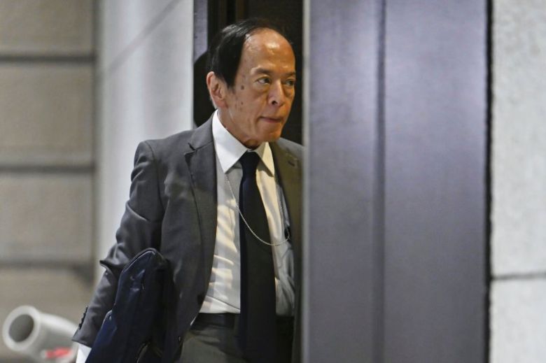 우에다 가즈오 일본은행 총재가 지난달 7월31일 도쿄 일본은행 본점에 도착해 이동하고 있다. 사진=뉴시스