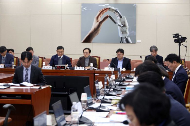 조영기 한국인터넷기업협회 사무총장(왼쪽 네번째)이 9일 오전 서울 여의도 국회 과학기술정보방송통신위원회에서 열린 AI제정법 관련 입법공청에서 발언을 하고 있다. 뉴시스