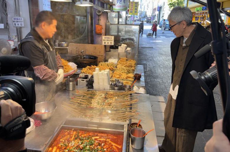 '고독한 미식가'로 유명한 배우 마츠시게 유타카가 부산 부평깡통시장을 방문한 모습 부산관광공사 제공