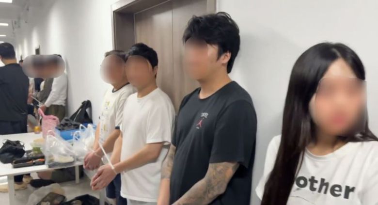 코리아 전담반과 현지 경찰이 캄보디아 스캠 단지에서 범죄조직 혐의자 51명을 검거했다. 경찰청 제공