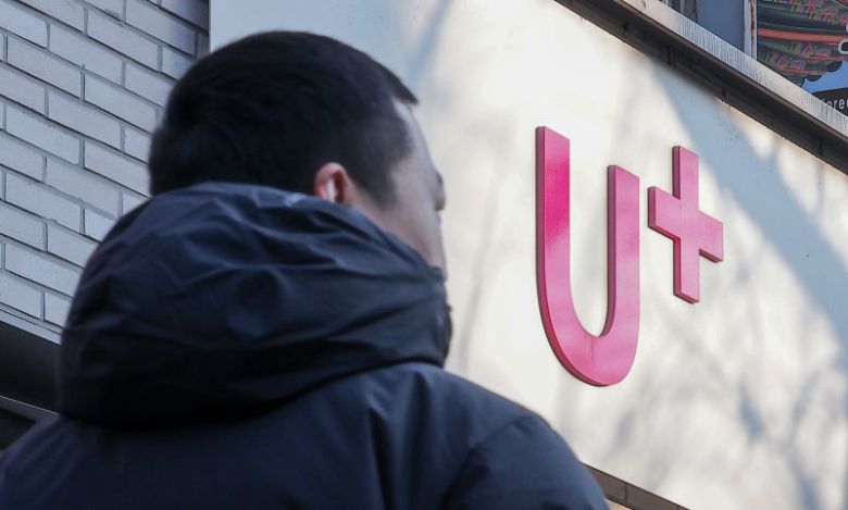 LG유플러스가 인공지능(AI) 통화 앱 '익시오' 이용 고객 36명의 통화정보가 유출된 사실을 개인정보보호위원회(개보위)에 자진 신고했다. 주민등록번호, 여권번호 등 고유 식별정보와 금융정보는 유출되지 않았다고 LG유플러스는 밝혔다. 사진은 7일 서울 시내 한 LG 유플러스 매장의 모습. 2025.12.7/뉴스1 ⓒ News1 김성진 기자 /사진=뉴스1