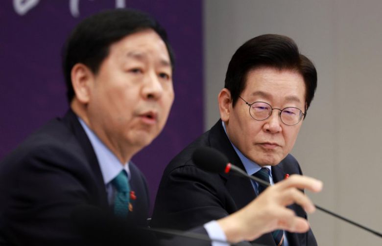 이재명 대통령이 10일 서울 용산 대통령실 청사에서 열린 AI 시대의 K-반도체 비전과 육성전략 보고회에서 구윤철 부총리 겸 기획재정부 장관의 발언을 듣고 있다. 뉴시스