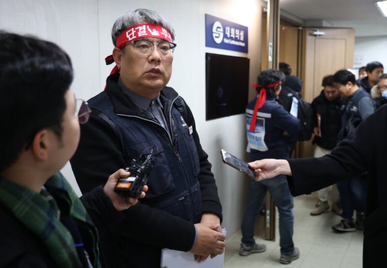김태균 민주노총 공공운수노조 서울교통공사노조위원장이 11일 서울 성동구 서울교통공사 본사에서 열린 서울지하철 노사 임금교섭 본회의 정회로 회의실을 나서며 취재진 질문에 답하고 있다. 연합뉴스