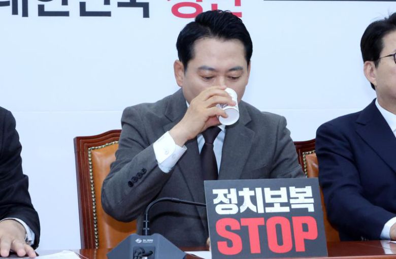 장동혁 국민의힘 대표가 11일 국회에서 열린 최고위원회의에서 물을 마시고 있다. 사진=박범준 기자