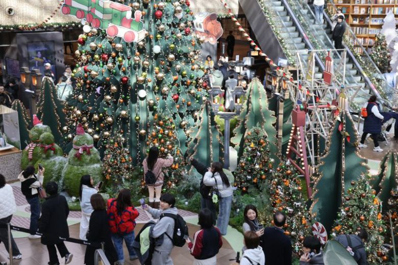 연말을 맞아 크리스마스 분위기를 만끽할 수 있는 명소에 관광객들의 발길이 이어지고 있다. 주말 서울 강남구 코엑스 별마당도서관에서 시민들이 초대형 크리스마스트리를 즐기고 있다. 사진=박범준 기자