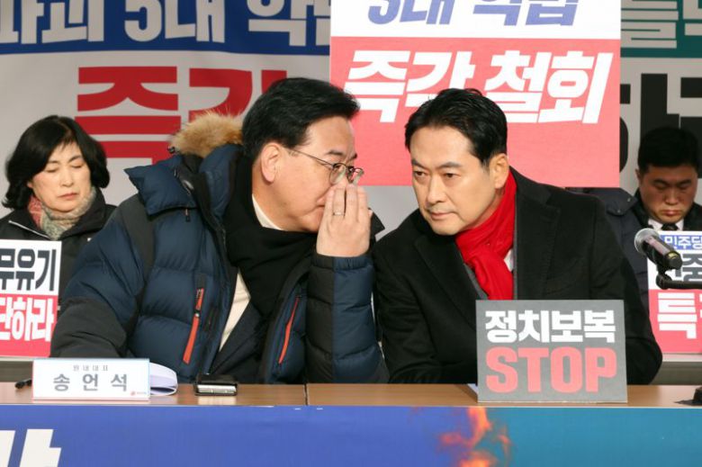 장동혁 국민의힘 대표가 15일 서울 여의도 국회 본관 앞에 마련된 천막 농성장에서 열린 최고위원회의에서 송언석 원내대표와 이야기를 나누고 있다. 사진=박범준 기자