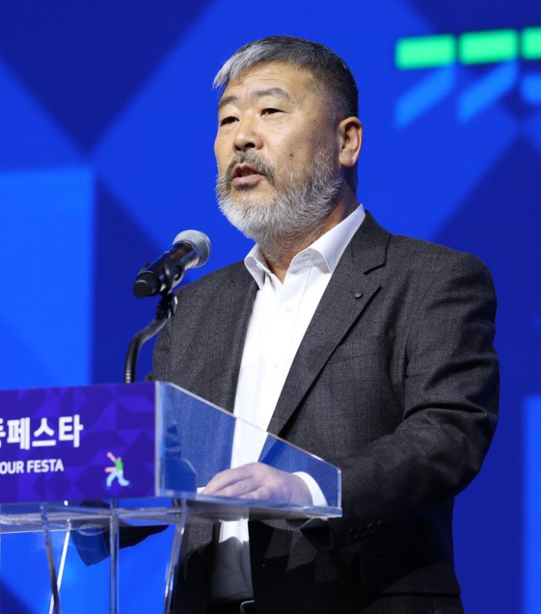 김동명 한국노총 위원장이 16일 오전 경기 고양시 킨텍스(KINTEX)에서 열린 2025 국제노동페스타 개막식에서 축사를 하고 있다. 경기도와 국제노동기구(ILO), 고용노동부가 '청년, 지방정부 그리고 일의 미래'를 주제로 마련한 이번 행사는 오는 16~17일 양일간 킨텍스 제2전시관에서 진행된다. 뉴스1