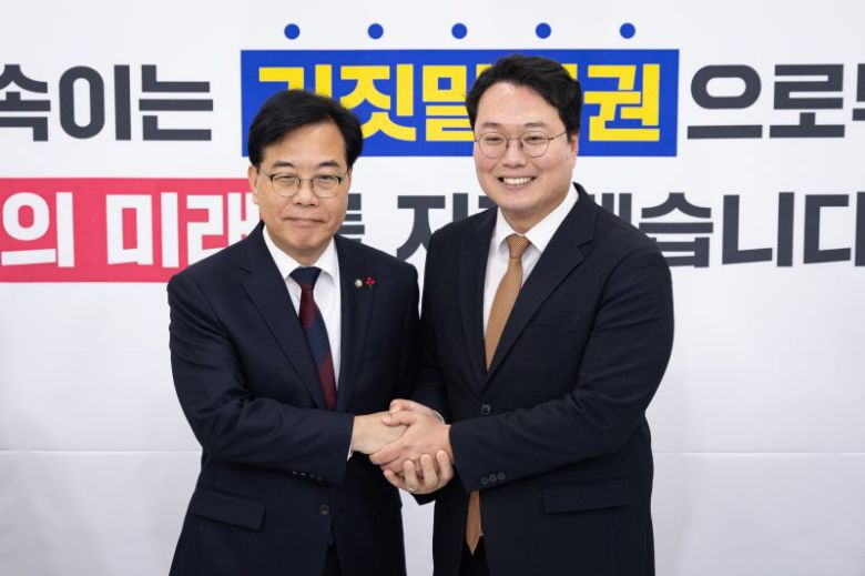 국민의힘 송언석, 개혁신당 천하람 원내대표가 17일 서울 여의도 국회에서 만나 손을 맞잡고 있다. 뉴스1