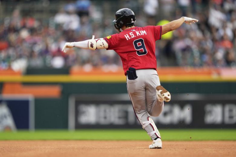 메이저리그(MLB) 애틀랜타 브레이브스의 김하성이 21일(현지 시간) 미국 미시건주 디트로이트의 코메리카 파크에서 벌어진 2025 MLB 디트로이트 타이거스와의 원정 경기에 6번 타자 유격수로 선발 출전해 4회초 솔로 홈런을 폭발한 뒤 그라운드를 달리고 있다. 뉴시스