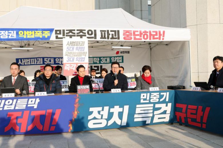 신동욱 국민의힘 최고위원이 15일 국회 천막 농성장에서 열린 최고위원회의에서 발언을 하고 있다. 사진=박범준 기자