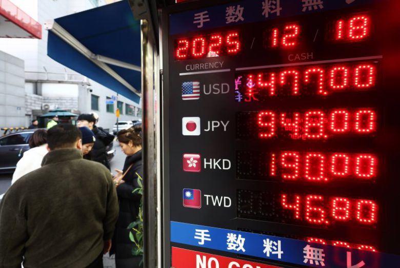 정부가 18일 원·달러 환율 안정을 위해 전방위적 대책을 내놓은 영향으로 원·달러 환율이 전 거래일보다 1.5원 내린 1478.3원으로 마감했다. 서울 시내 한 환전소에서 외국인들이 환전을 하고 있다. 뉴스1