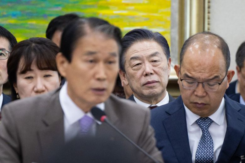 김형석 독립기념관장이 28일 서울 여의도 국회에서 열린 정무위원회의 국가보훈부 등에 대한 국정감사에서 권오을 국가보훈부 장관의 답변을 지켜보고 있다. 사진=뉴스1