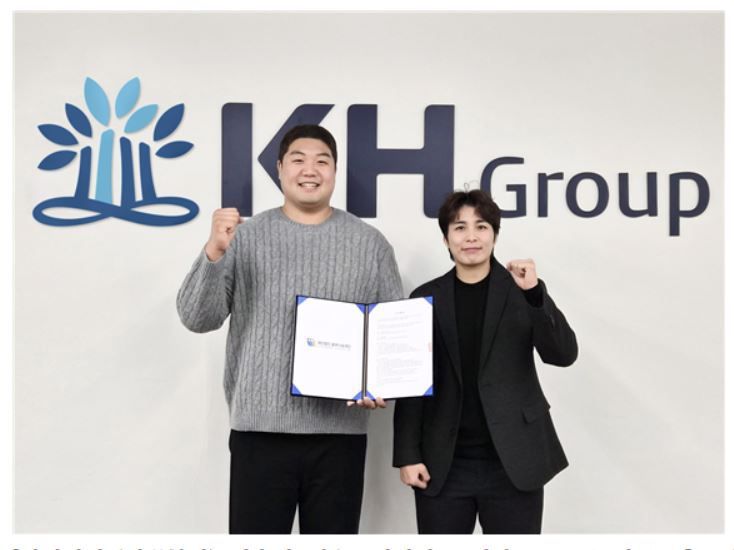 이승엽 선수, 김성연 코치가 KH그룹 필룩스유도단 입단식에서 사진촬영을 하고 있다. KH그룹 제공.