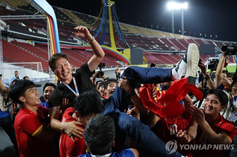 선수들의 헹가레를 받는 김상식 베트남 감독. 연합뉴스