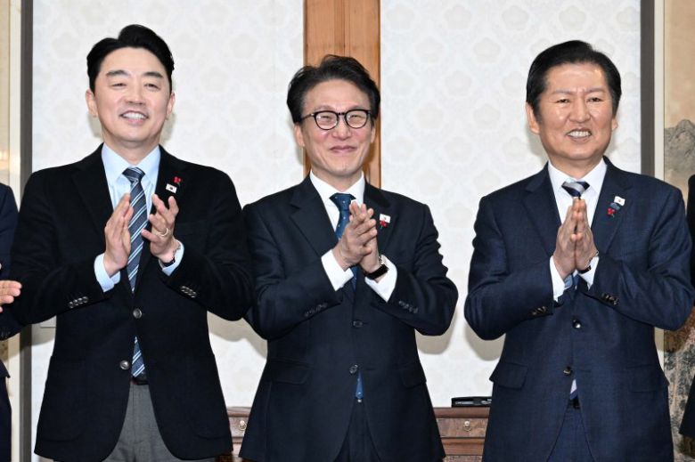 김민석 국무총리와 정청래 더불어민주당 대표, 강훈식 대통령실 비서실장이 21일 서울 종로구 국무총리공관에서 열린 제5차 고위당정협의회에 앞서 기념촬영을 하고 있다. (공동취재) 뉴스1