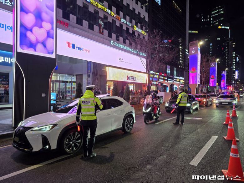 19일 오후 9시 서울 강남역 11번 출구 앞에서 음주운전 단속이 벌어지고 있다. 사진=박성현 기자