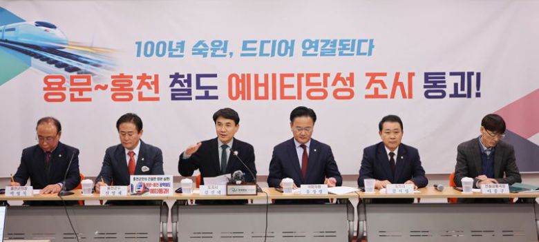 김진태 강원도지사(사진 왼쪽부터 세번째)가 22일 도청 브리핑룸에서 김시성 도의장(사진 오른쪽부터 두번째), 유상범 국회의원(사진 왼쪽부터 네번째), 신영재 홍천군수(사진 왼쪽부터 두번째)와 함께 용문~홍천 광역철도 예바타당성 조사 통과를 발표하고 있다. 강원자치도 제공