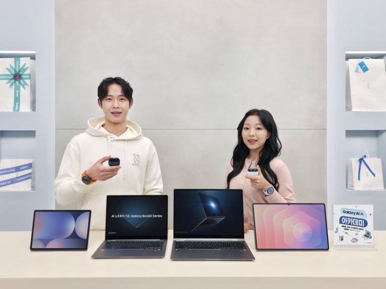 삼성전자 모델이 졸업 ? 입학 시즌을 맞아 다채로운 혜택을 제공하는 '2026 갤럭시 아카데미'를 소개하고 있다. 삼성전자 제공