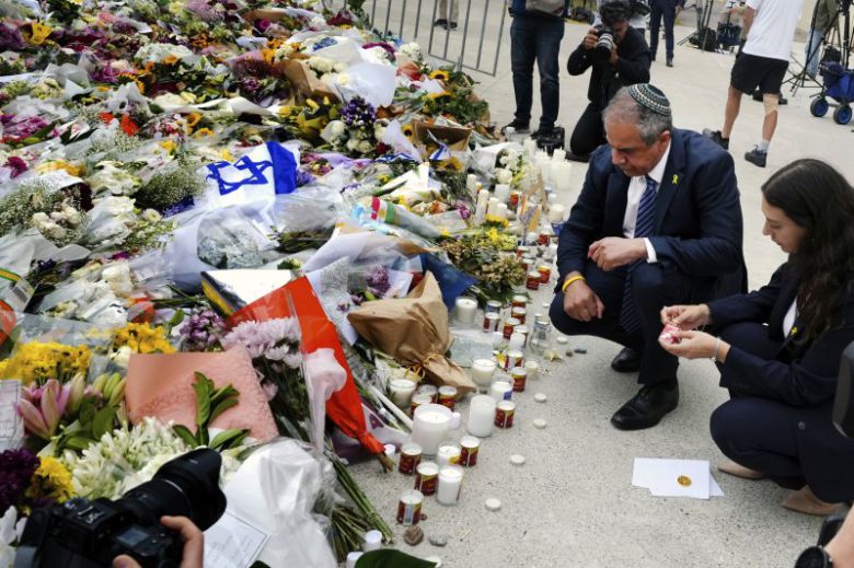 아미르 마이몬 주호주 이스라엘 대사가 16일 호주 시드니 본다이 비치의 본다이 파빌리온에 마련된 총기 난사 희생자 추모소에서 헌화 후 참배하고 있다.AP뉴시스