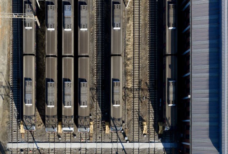 철도 총파업을 하루 앞둔 22일 서울 구로구 한국철도공사(코레일) 구로차량기지에 전동차들이 세워져 있다. 전국철도노조는 23일 오전 9시부터 총파업에 참여할 예정으로, 필수유지인원(근무조)은 적법한 절차에 따라 안전을 최우선으로 하는 준법투쟁을 진행할 계획이다. 연합뉴스