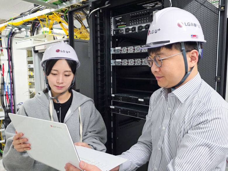 LG유플러스 임직원들이 클라우드랜 기술 검증을 진행하고 있다. LG유플러스 제공