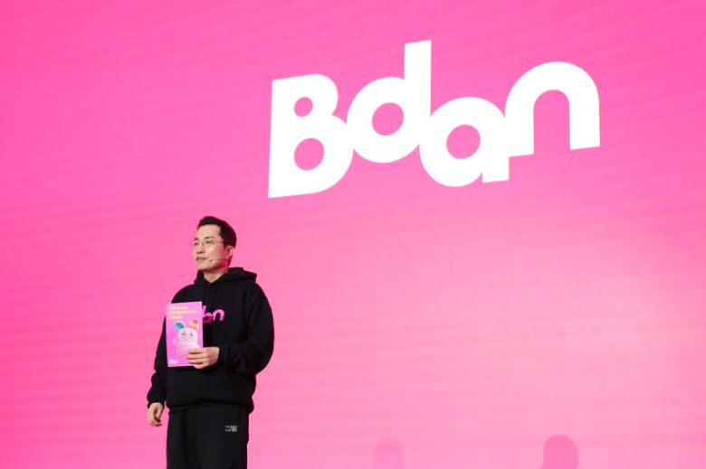 김상민 부산디지털자산거래소 비단(Bdan) 대표가 22일 시그니엘 부산에서 개최된 블록체인 위크 인 부산 2025 (BWB2025) 콘퍼런스에서 공식 캐릭터 '비바부(VIVABU)'를 소개하고 있다.BWB사무국 제공