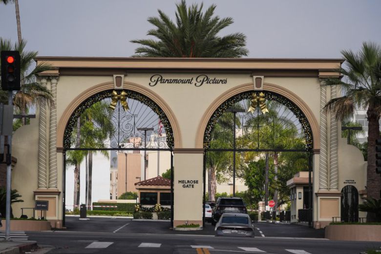 파라마운트 최고경영자(CEO) 데이비드 엘리슨 아버지인 래리 엘리슨 오라클 CEO가 22일(현지시간) 파라마운트의 워너브라더스(WBD) 인수를 위해 자신의 보유 주식 404억달러를 보증금으로 내놨다. 워너가 높은 인수가에도 불구하고 "더 불리하다"며 엘리슨의 개인 보증을 요구한 터라 파라마운트가 그동안의 열세를 딛고 워너 인수전에서 넷플릭스를 제칠 수도 있게 됐다. AP 연합