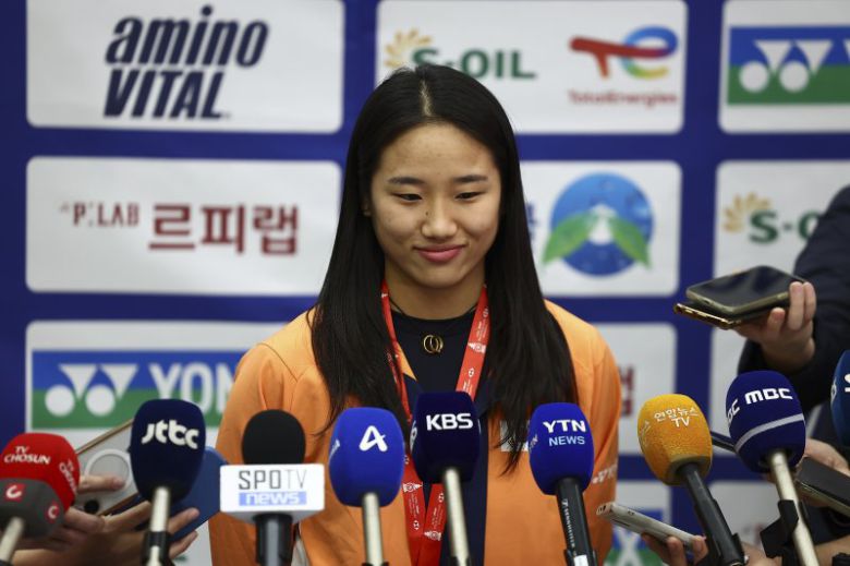 배드민턴 역대 단식 단일 시즌 최다승(11승)을 기록한 안세영이 22일 인천 중구 인천국제공항 제1여객터미널으로 2025 세계배드민턴연맹(BWF) 월드 투어 파이널 대회를 마치고 귀국한 뒤 취재진 질문에 답하고 있다. 뉴시스