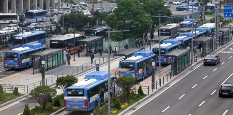 지난 5월28일 오전 서울 중구 서울역 버스환승센터에서 시민들이 서울 시내버스가 운행하고 있다. 뉴시스