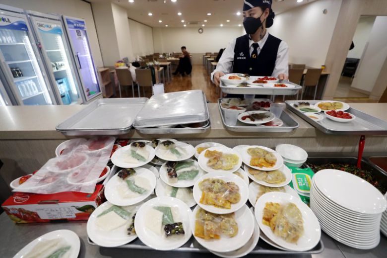 서울 중랑구 서울의료원 장례식장에 일회용기가 아닌 다회용기로 음식이 차려져 있다. 뉴시스