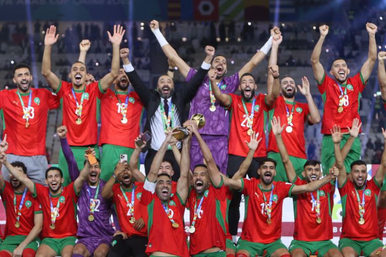 모로코 선수들이 18일(현지 시간) 카타르 루사일 스타디움에서 열린 2025 국제축구연맹(FIFA) 아랍컵 정상에 올라 트로피를 들고 환호하고 있다. 모로코는 결승에서 요르단과 연장 끝 3-2로 역전승을 거두고 우승을 차지했다. 뉴시스