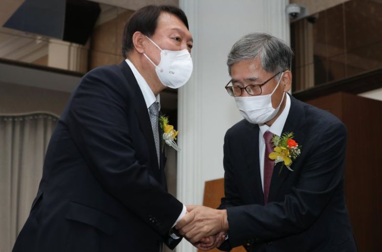 지난 2021년 당시 윤석열 국민의힘 대선 후보가 서울 중구 프레스센터에서 열린 신평 변호사 출판기념회에서 신 변호사와 악수하고 있다. /사진=뉴시스