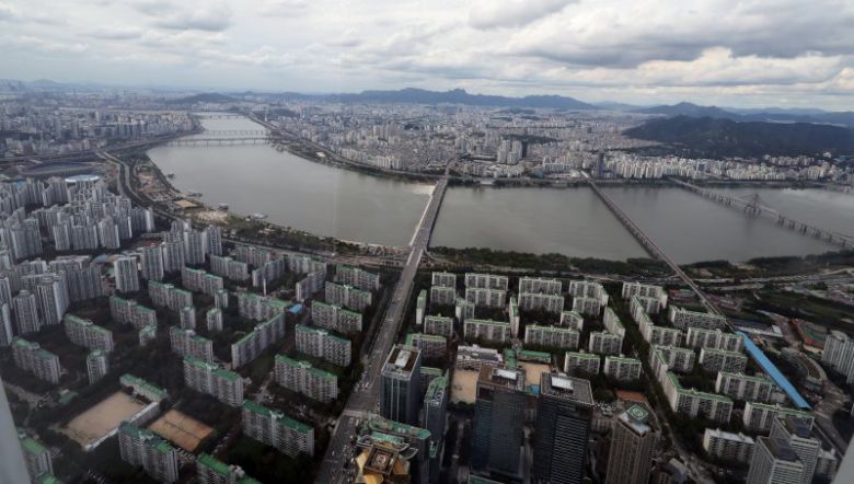 서울 송파구 롯데월드타워에서 바라본 아파트 단지. 뉴스1