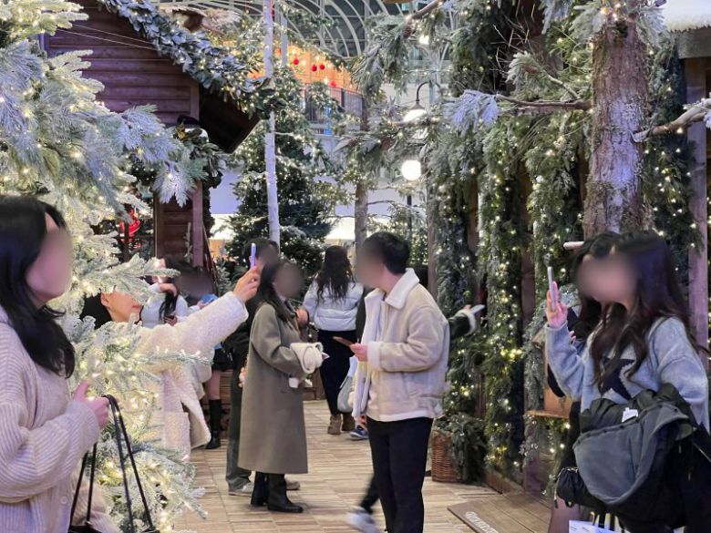 지난 23일 서울 여의도 더현대 서울 5층에 위치한 크리스마스 연출 공간 '해리의 크리스마스 공방'에서 방문객들이 인증 사진을 찍고 있다. 사진=김현지 기자                                        지난 23일 저녁 서울 강남역 인근 한 치킨 프랜차이즈 매장에서 고객들이 송년회를 즐기고 있다. 사진=박경호 기자                                        지난 24일 오후 3시께 서울 중구 남대문시장은 2만명이 넘는 인파가 모였다. 시장을 방문한 시민들과 관광객이 한데 뒤섞여 있다. 사진=최승한 기자