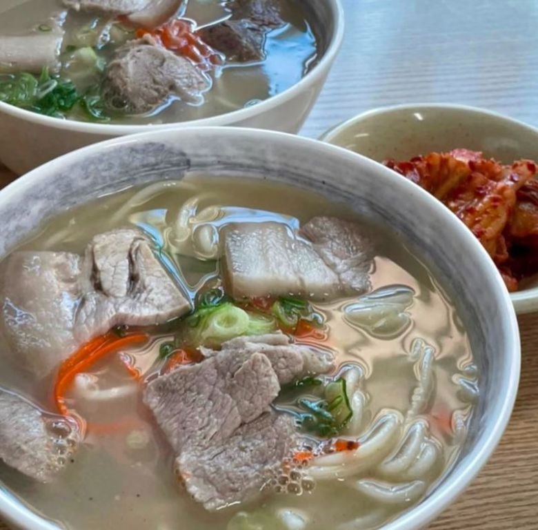 제주 국수문화거리 골막식당 고기국수                                  번영로휴게소에서 맛볼 수 있는 어묵