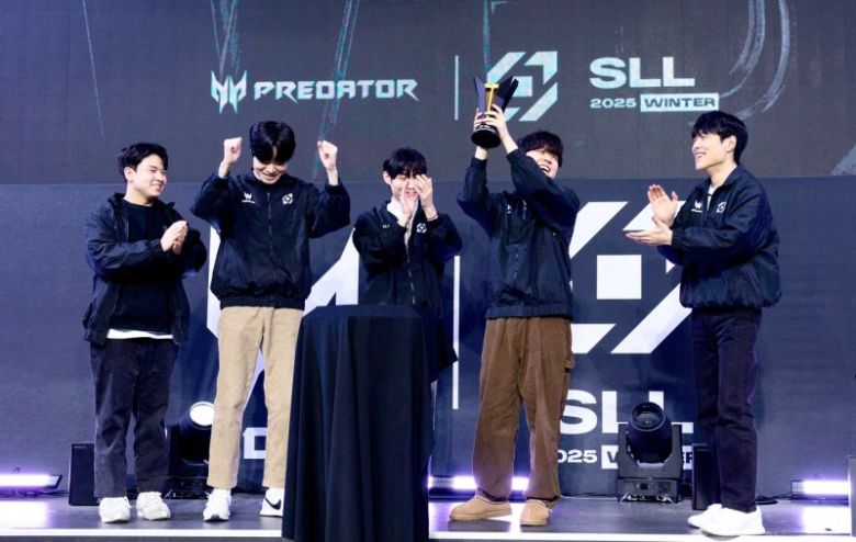 지난 24일 서울 잠실 DN 콜로세움에서 진행된 '2025 SLL 윈터' 결승전에서 우정클로바가 승리를 자축하고 있다. SOOP 제공