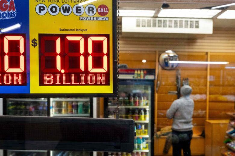 23일(현지 시간) 미국 뉴욕의 한 편의점에 파워볼 복권 누적 당첨금 액수가 표시돼 있다. 미 아칸소주에서 파워볼 복권을 산 한 사람이 엄청난 크리스마스 선물을 받았다. 신원이 밝혀지지 않은 이 사람은 크리스마스 이브인 24일(현지시각) 이뤄진 추첨에서 18억1700만 달러(약 2조6337억원)의 잭팟을 터뜨리며, 미국 역사상 4번째로 큰 복권 당첨금을 받게 됐다. AP 뉴시스
