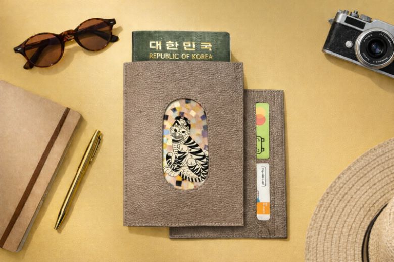한국조폐공사와 중소기업 코셀이 공동 개발한 ID폐기물 업사이클링 굿즈 중 하나인 'K-패턴 여권케이스'.