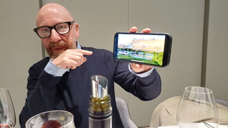 크래기 레인지의 아시아 담당 매니저 마크 컨리프가 크래기 레인지 와인이 생산되는 뉴질랜드 혹스베이 지역의 자연이 찍힌 사진을 보여주고 있다. 사진=이환주 기자