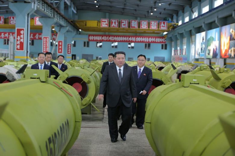 북한 노동당 기관지 노동신문은 김정은 당 총비서가 중요군수공업기업소들을 방문하고 올해 미사일 및 포탄생산부문 실적과 4·4분기 생산실태를 점검했다고 26일 보도했다. 노동신문/뉴스1