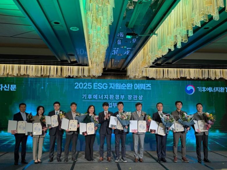 KAI 관계자가 지난 24일 서울 종로구 포시즌스 호텔에서 열린 ‘2025 ESG 자원순환 어워즈’에서 자원순환 동행 파트너사 우수 기업에게 주는 기후에너지환경부 장관상을 수상한 뒤 관계자들과 기념촬영을 하고 있다. KAI 제공