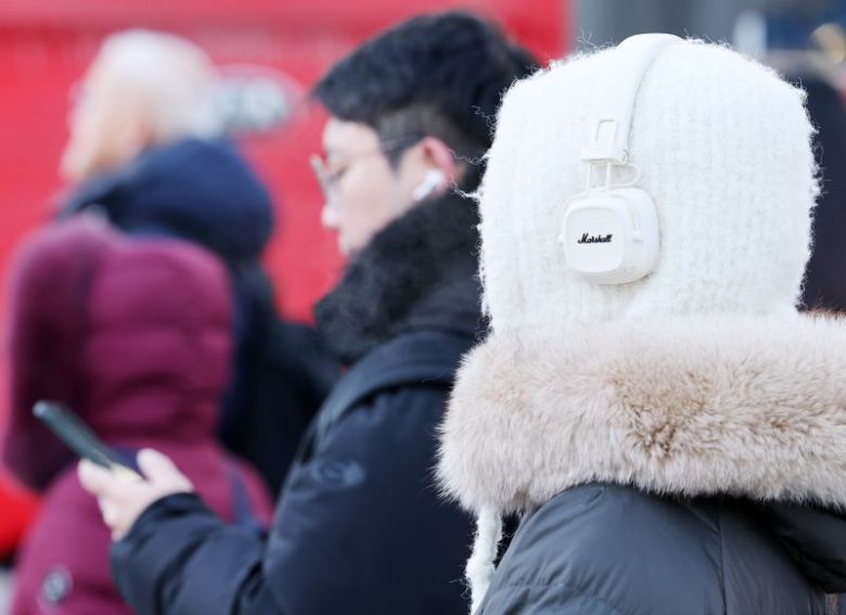 서울 아침 최저기온 영하 12도 등 전국에 한파가 찾아온 26일 오전 서울 종로구 세종대로 사거리에서 두꺼운 옷차림을 한 시민의 입에서 햐얀 입김이 나오고 있다. 뉴시스