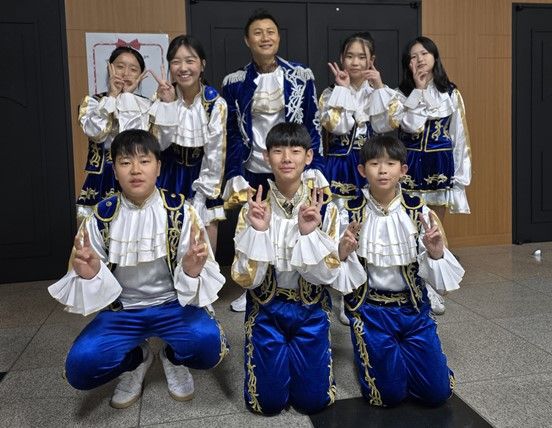 용인 성지중학교 김성태 교장(뒷줄 왼쪽 세번째)과 치어리딩 동아리 학생들이 공연 전 포즈를 취하고 있다.