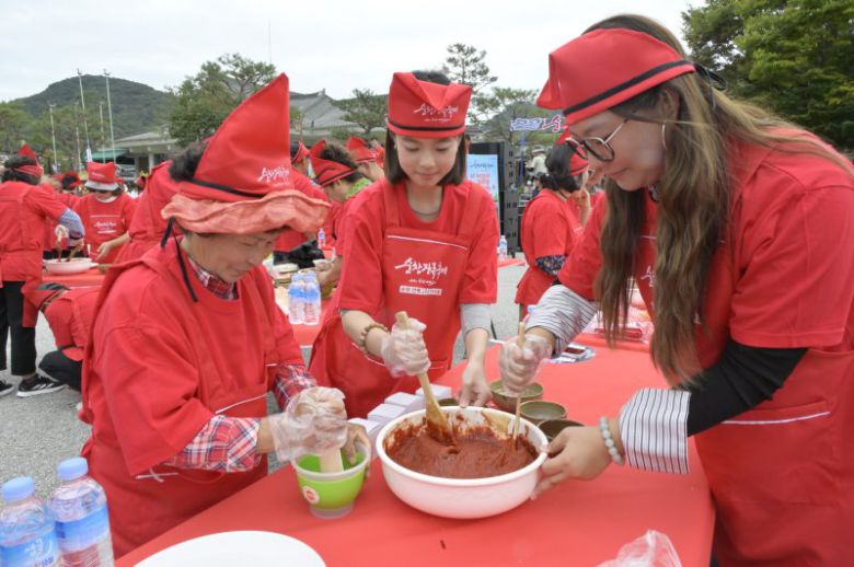 지난 10월 전북 순창에서 열린 '제20회 순창 장류축제'에서 외국인 방문객들이 전통고추장을 만들고 있다. 순창군 제공